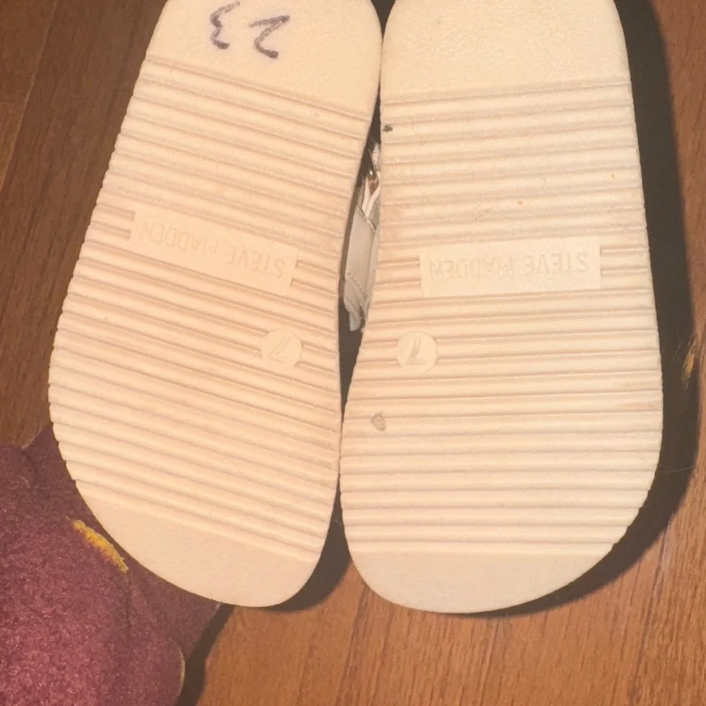 New Steve Madden Kids Cream Sandals with Heart Detail - Picture 2 of 4